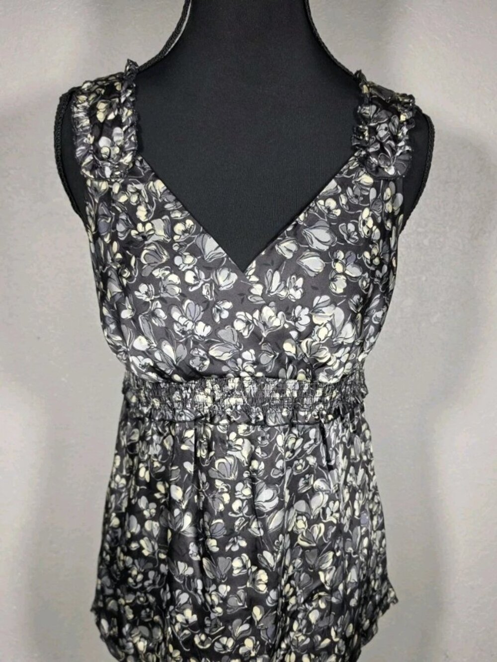 Ann Taylor LOFT PetitesBabydoll Top Sz 0P Gray Floral Sleeveless Gathered EUC